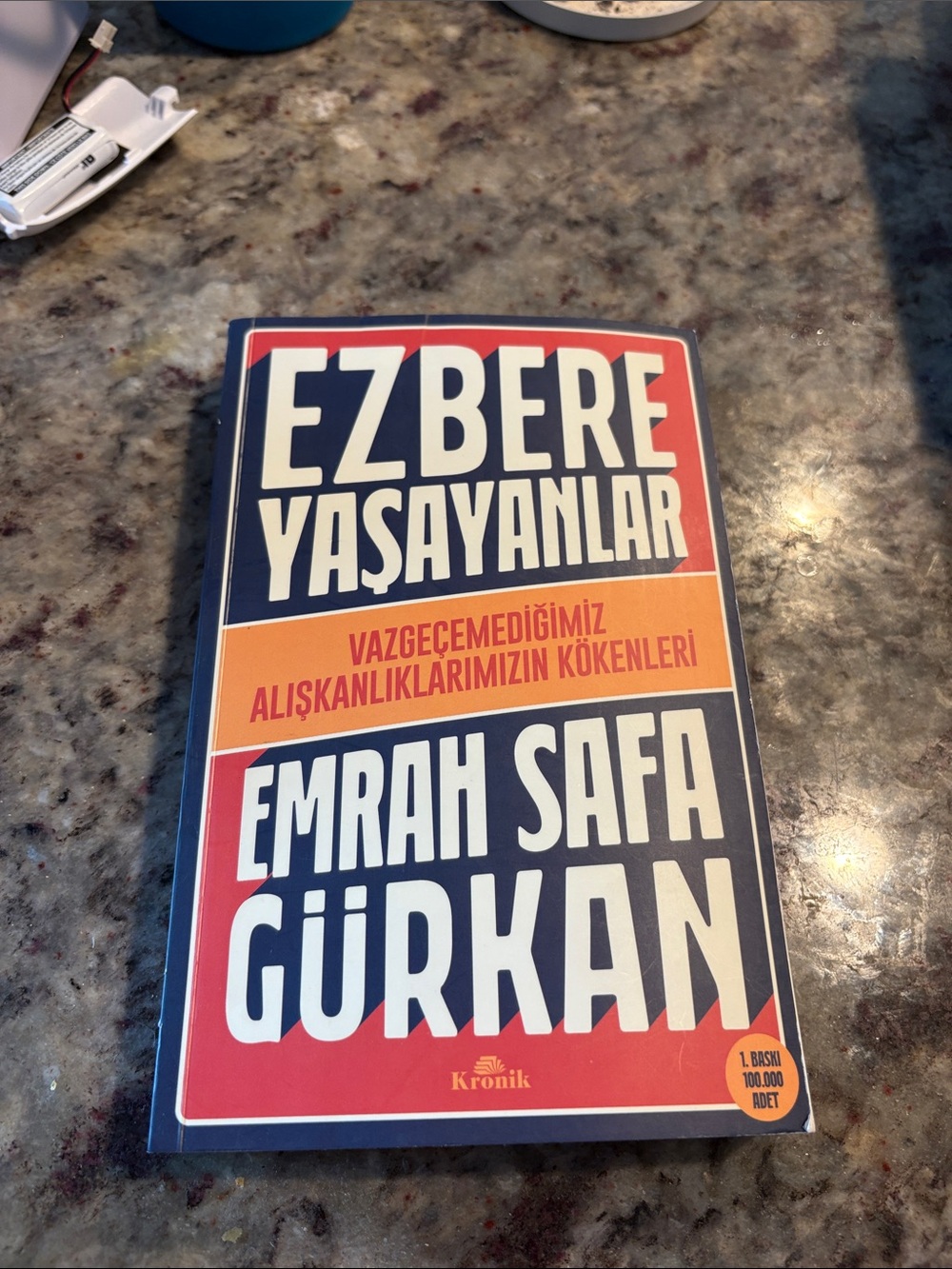 EZBERE YAŞAYANLAR by Emrah Safa Gürkan - Red, Blue, Orange Cover